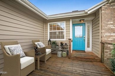 Shows like a dream! This beautifully maintained 3-bedroom - photo 6