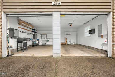Shows like a dream! This beautifully maintained 3-bedroom - photo 8