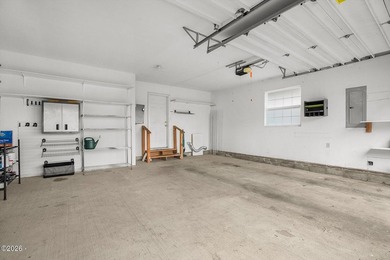 Shows like a dream! This beautifully maintained 3-bedroom - photo 9