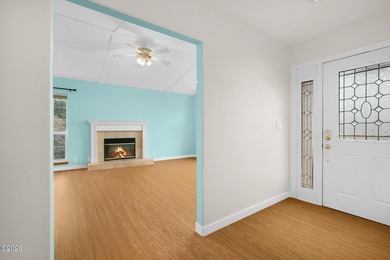 Shows like a dream! This beautifully maintained 3-bedroom - photo 10