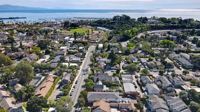 16 bedrooms one block to SBCC and close to the beach. These 4 - photo 10