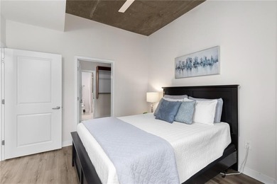 ***with a transferable rental permit***This 1b+Den is in the