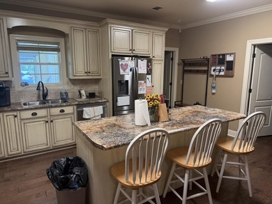 An Absolute show place! Three spacious bedrooms with many extras - photo 8