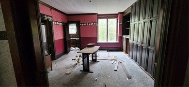 Large 6-bedroom home with more than 2,000 sq. ft of space - photo 6