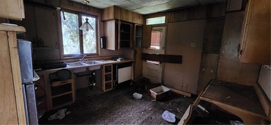 Large 6-bedroom home with more than 2,000 sq. ft of space - photo 7