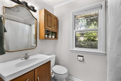 Darling Cape Cod bungalow conveniently located in a friendly - photo 6
