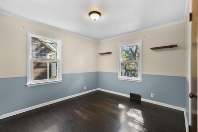 Darling Cape Cod bungalow conveniently located in a friendly - photo 8