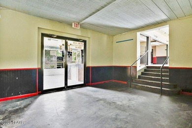 Prime opportunity to bring new life to a well-known former local - photo 7