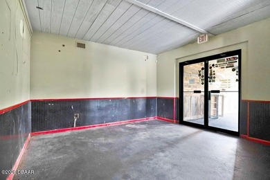Prime opportunity to bring new life to a well-known former local - photo 8