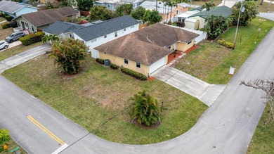 Oversize corner lot 3 bedroom, 2 bath, 2 car garage in Jupiter! - photo 23