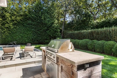 Moments from the heart of Bridgehampton Village's restaurants - photo 23