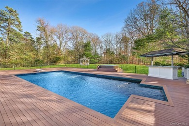 Welcome to 8 East Ridge Ct Westhampton. Set at the end of a - photo 7