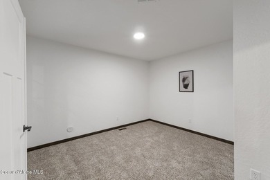 Beautiful accented homes with vaulted great room ceilings per - photo 3