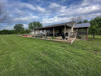 This well-maintained 3-bedroom, 3.5-bath ranch-style home offers - photo 6