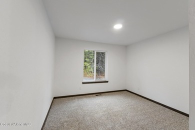 Beautiful accented homes with vaulted great room ceilings per - photo 8
