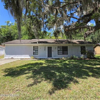 Great opportunity in Florida Shores! This Frame home has an - photo 1