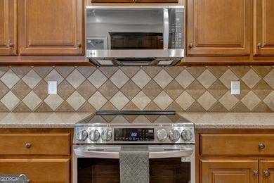 Welcome home to this beautifully maintained all-brick ranch - photo 14