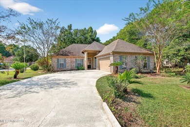 Fantastic location near the North Rec pool and playground! This - photo 2