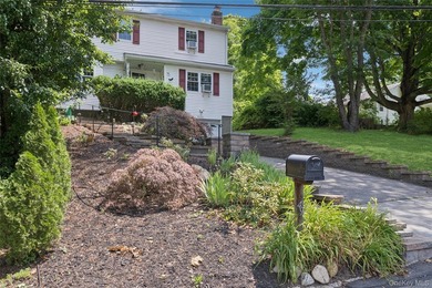 HALESITE COLONIAL Tucked away on a beautifully private - photo 3