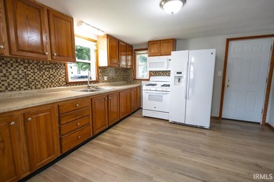 Charming 2-bedroom, 1-bath home situated on a corner lot in - photo 4