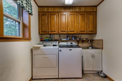 Well-maintained brick home situated on 3 acres outside the city - photo 25