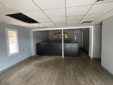 Exceptional Commerial Opportunity with flexible options! This - photo 2
