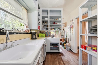 Are you searching for your next great investment? This 3 bedroom - photo 7