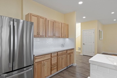 Roads End spacious and modern expansive open concept living home - photo 16
