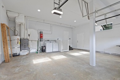 Roads End spacious and modern expansive open concept living home - photo 20