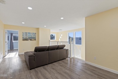 Roads End spacious and modern expansive open concept living home - photo 25