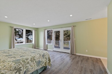 Roads End spacious and modern expansive open concept living home - photo 28