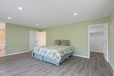 Roads End spacious and modern expansive open concept living home - photo 29