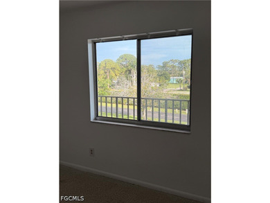 Excellent location Centrally located, close by to Private and - photo 6