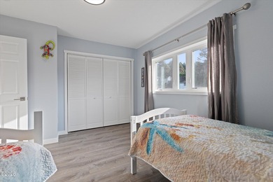 Roads End spacious and modern expansive open concept living home - photo 47