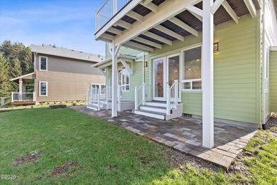 Roads End spacious and modern expansive open concept living home - photo 54