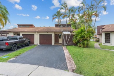 Lake Townhome/Townhouse For Sale in Pembroke Pines, Florida