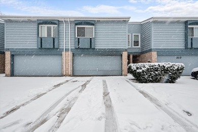 Lake Townhome/Townhouse For Sale in Bloomingdale, Illinois