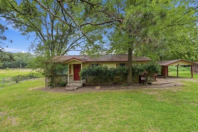 This move in ready home offers 3 bedrooms, 1 1/2 baths with - photo 2