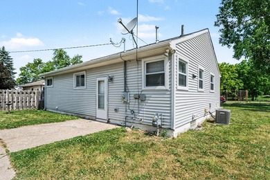 Move right in to this charming ranch style home just across from - photo 3