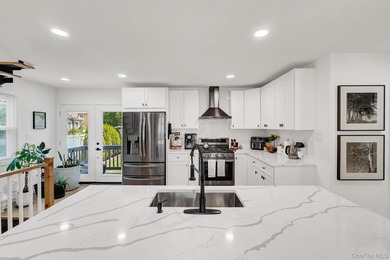 Welcome to this beautiful, renovated 4-bedroom, 2-bath home - photo 12