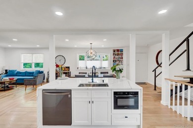 Welcome to this beautiful, renovated 4-bedroom, 2-bath home - photo 14