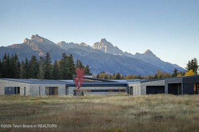 Set in the exquisite Bar B Bar Ranch, this 36-acre - photo 1