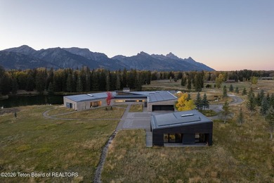 Set in the exquisite Bar B Bar Ranch, this 36-acre - photo 2