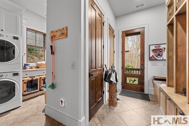 Exceptional private five-bedroom *Lodge Home* with expansive - photo 30