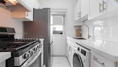 RARE MID-BEACH INVESTMENT GEM! Turnkey, 100% occupied boutique - photo 2