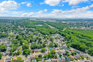 Welcome to this beautiful, renovated 4-bedroom, 2-bath home - photo 32