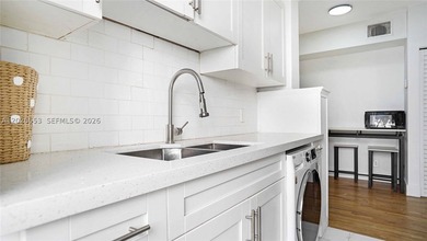 RARE MID-BEACH INVESTMENT GEM! Turnkey, 100% occupied boutique - photo 4