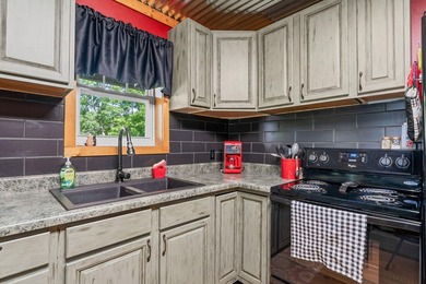 Quintessential Lake House on a quiet cove, walk down-lot and a - photo 13