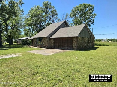 Rustic lodge-style living meets country convenience in this - photo 18