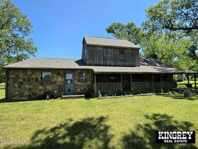 Rustic lodge-style living meets country convenience in this - photo 20